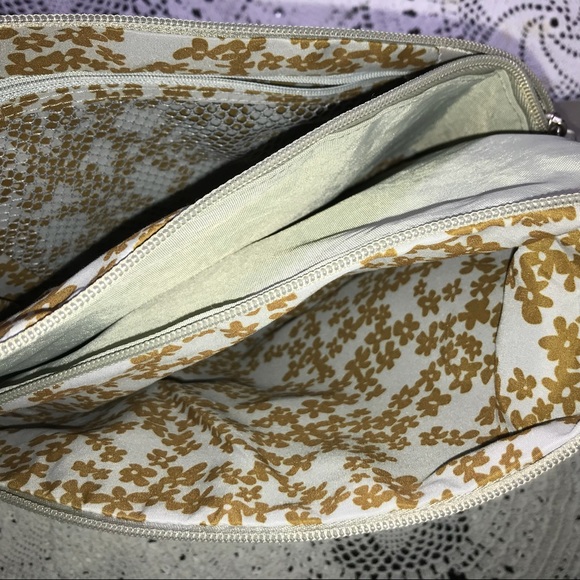 Travel crossbody - Picture 4 of 5